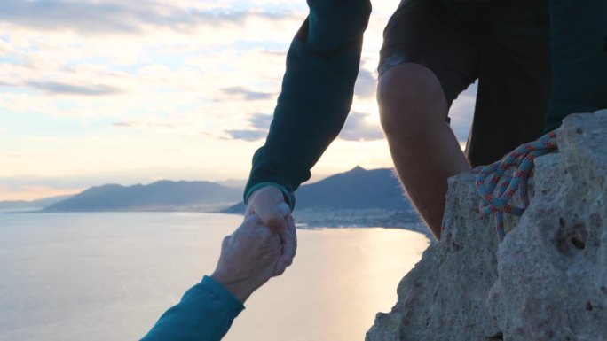 登山者向同伴伸出援助之手