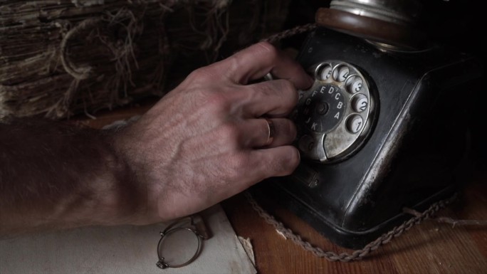老式机械电话老人的手拨动电话老式电话机