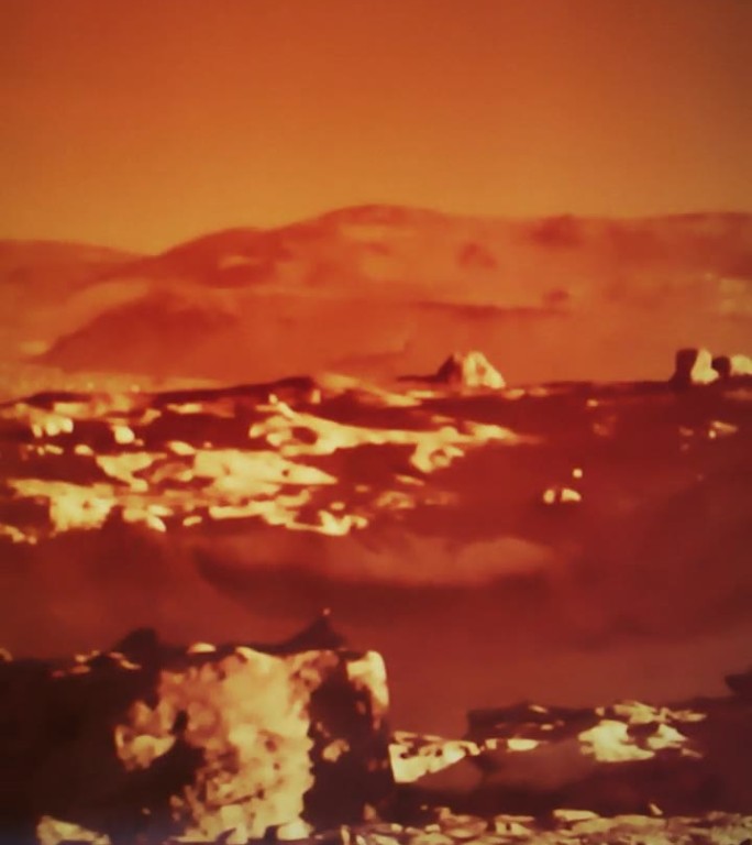 摇摇欲坠的火星探测器在火星粗糙的表面上旅行的垂直视频