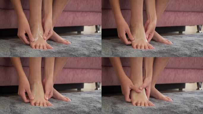 将面霜涂抹在室内裸露的腿上。