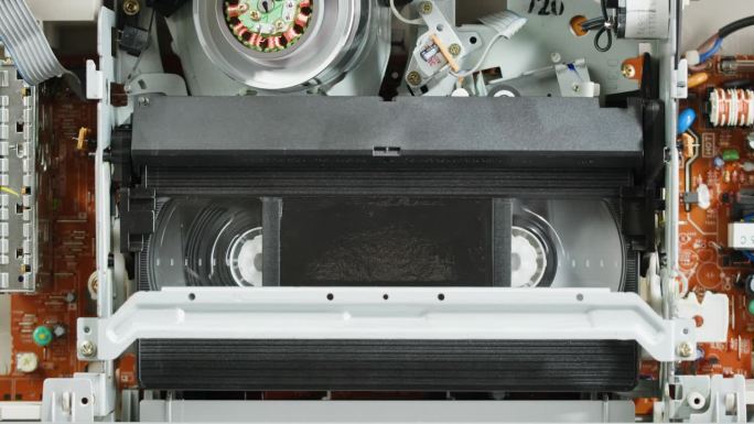 旧录像机里面的特写，VHS。复古播放器，老式录像带广播，录音带。