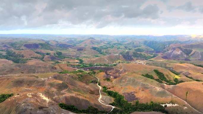 印尼东部松巴岛Wairinding山的空中无人机日出场景