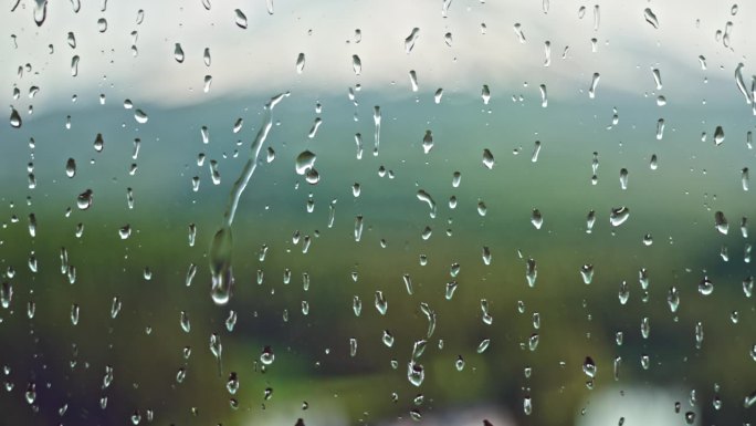 雨打在乡村的窗户上