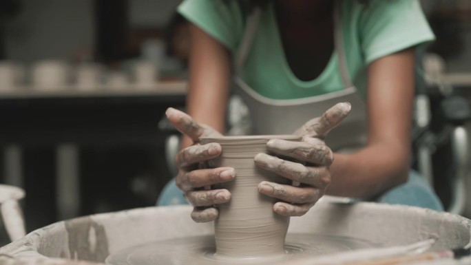 十几岁的女孩正在制作陶器作为休闲活动。