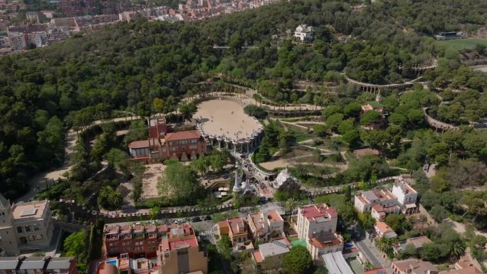 奎尔公园希腊剧院鸟瞰图。点缀着绿树和历史地标的公园。西班牙巴塞罗那