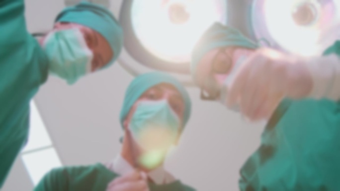 焦点模糊，专科医生团队讨论手术操作。