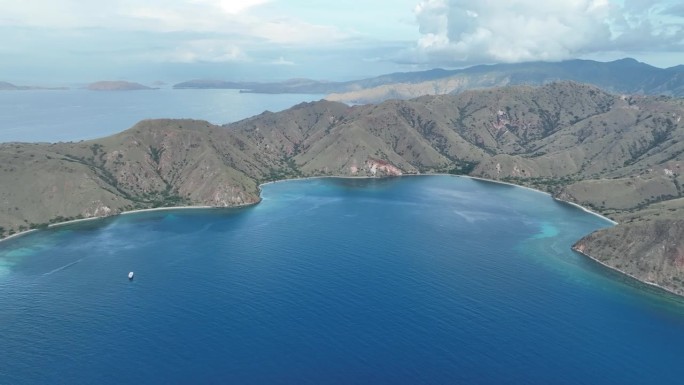鸟瞰印尼科莫多岛风景优美的海湾