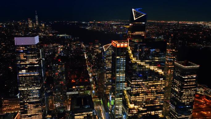 矗立在纽约壮丽的城市景观之上。无人机拍摄的城市夜景。