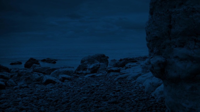夜晚的岩石海滩角恐怖