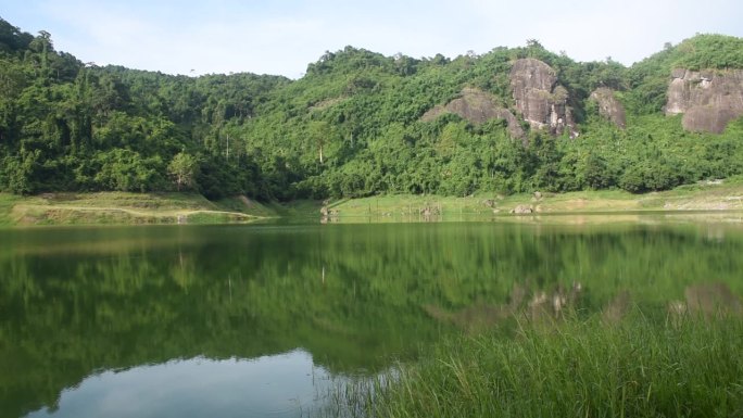 以山为背景的九龙巴生水库湖泊景观