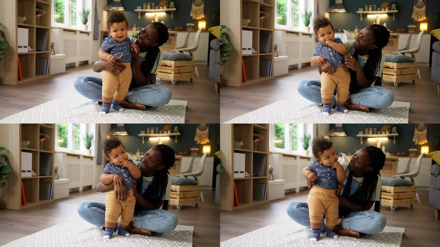 母亲和婴儿黑人在家里玩