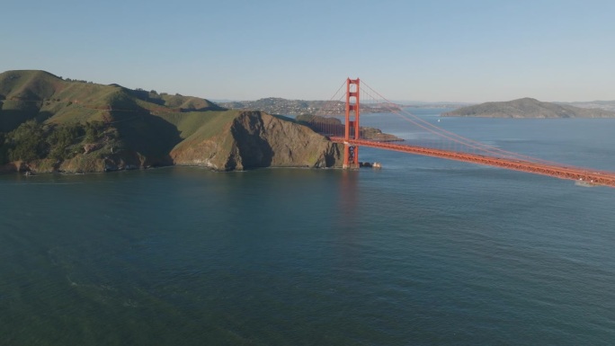 金门大桥北端的航拍画面。跨越海湾的重要通道。周围自然风光的全景。美国加州旧金山