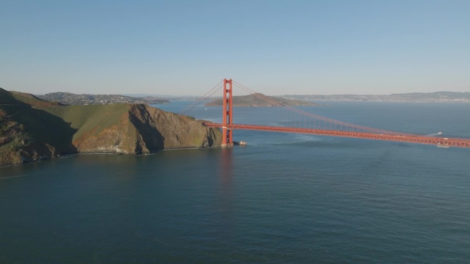 著名的红色金门大桥横跨海峡。水面上的大型钢制悬索桥。美国加州旧金山