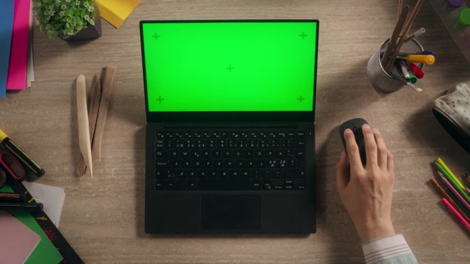 匿名设计师在笔记本电脑上打字，模拟绿屏Chromakey显示与运动跟踪占位符。插画师使用计算机，在数