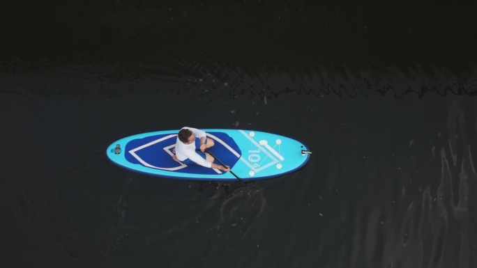 冲浪板上的人小湖划船