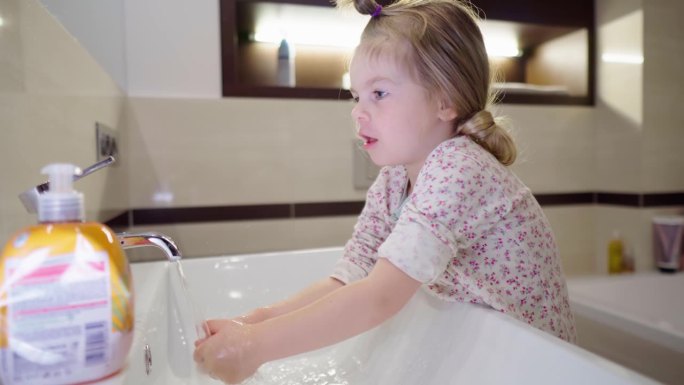 小女孩用肥皂洗手。正确洗手。个人卫生。