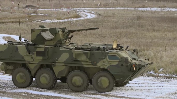 装甲轮式车辆在乌克兰进行演习。