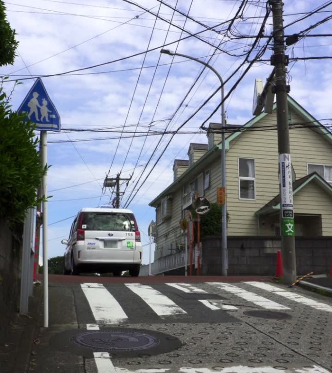 住宅区内的陡坡路(七谷坂)。日本横滨