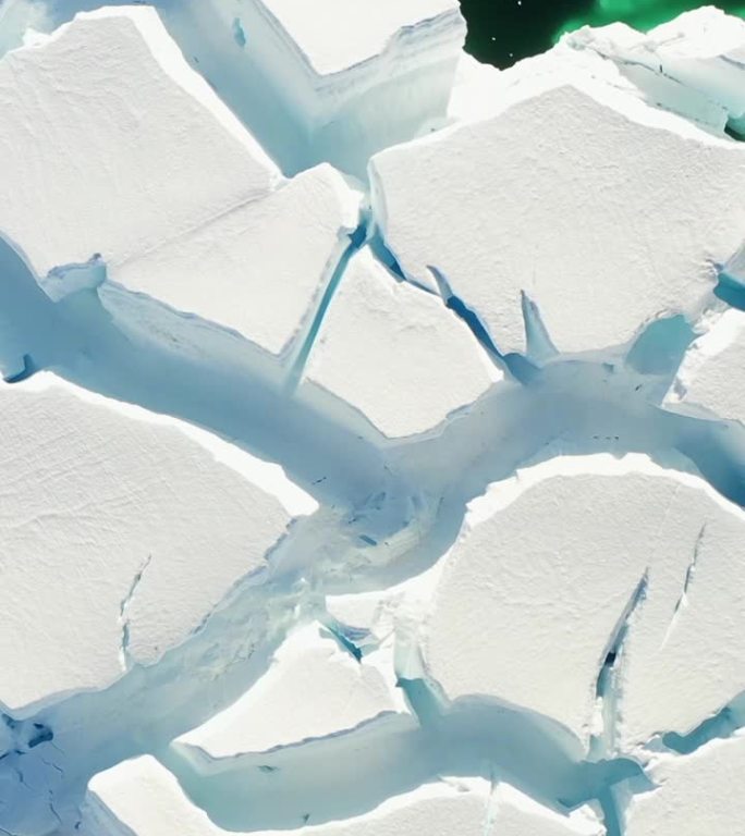 南极海洋巨大冰山的垂直裂缝。