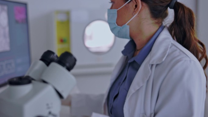 显微镜，covid和科学，女性在实验室进行研究，病毒和突破。发展，医疗保健与女性和检查实验，药物和疫