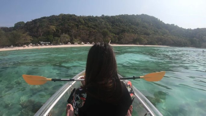 在夏天的大海里划独木舟。适合运动人士的暑假户外生活和积极的生活方式。普吉岛