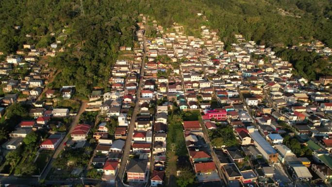 住宅区与公路、山海相连。在市中心的背景Florianópolis