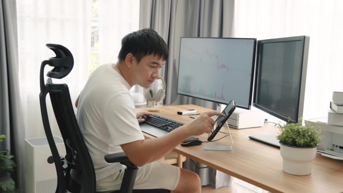 商人，在家工作。男人看电脑特写视频素材