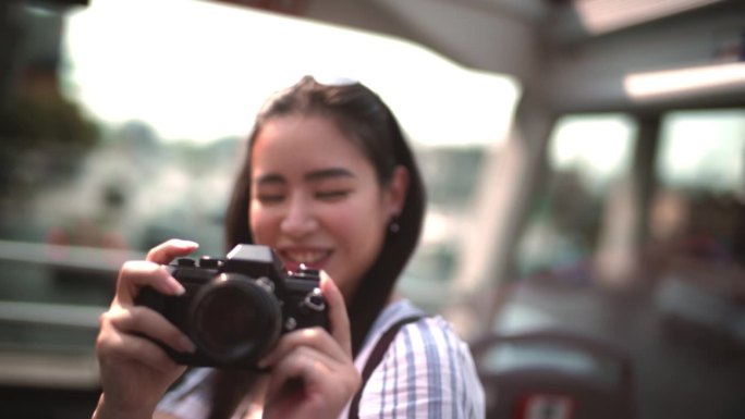 亚洲女人用老式相机拍照