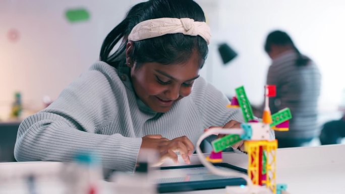 教育，平板电脑和模型与女孩在教室里的技术，机器人和创意。在学校与兴奋的学生一起学习，研究和科学，为数