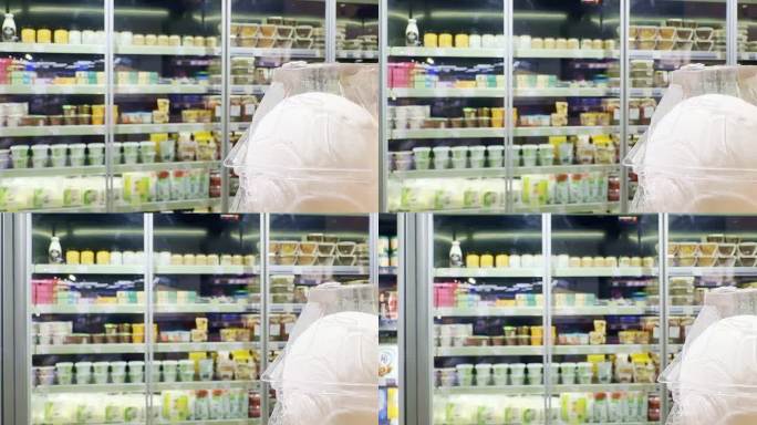 在超市的货架上选择食物，在杂货店的食品区选择蔬菜