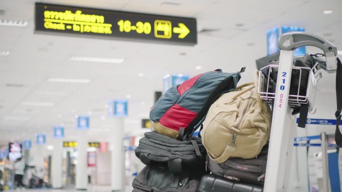 机场候机楼行李车上的行李袋