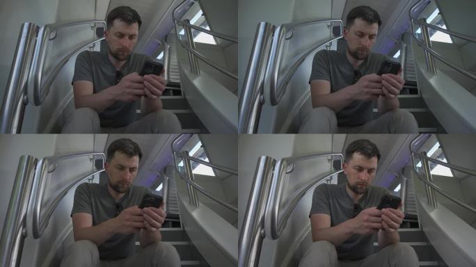 男性乘坐双层火车上下班，坐在飞机上上网。因为欧洲夏天没有空座位，所以坐在楼梯上乘坐双层火车。