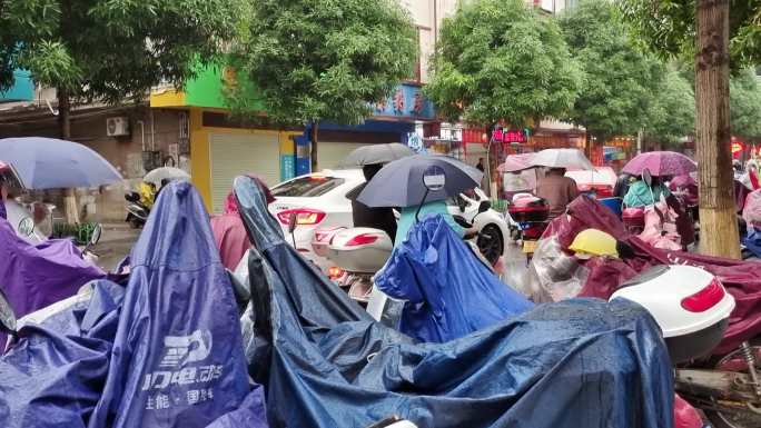 下雨的街道上班下班的路下雨送外卖雨天走路