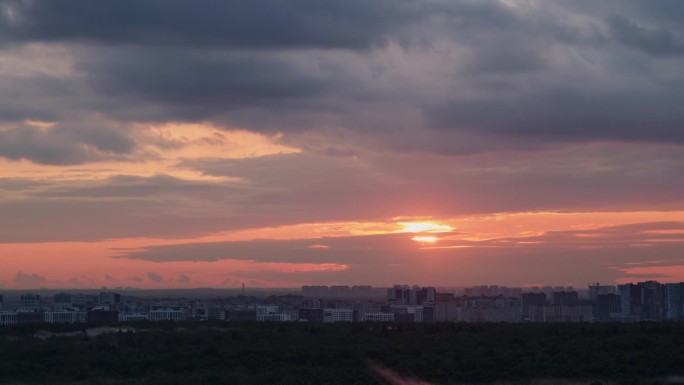 太阳慢慢地落到地平线以下，给天空画上了千变万化的色彩。