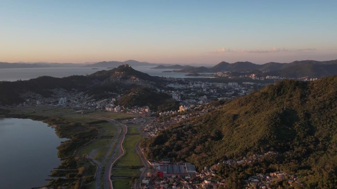 住宅区与公路、山海相连。在市中心的背景Florianópolis