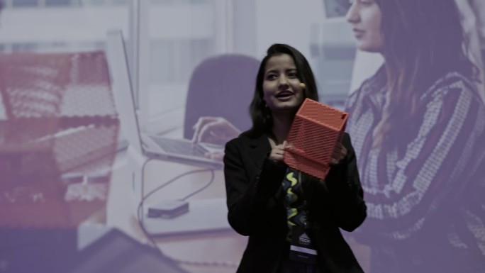 印度女商人在科技会议上展示新原型机。