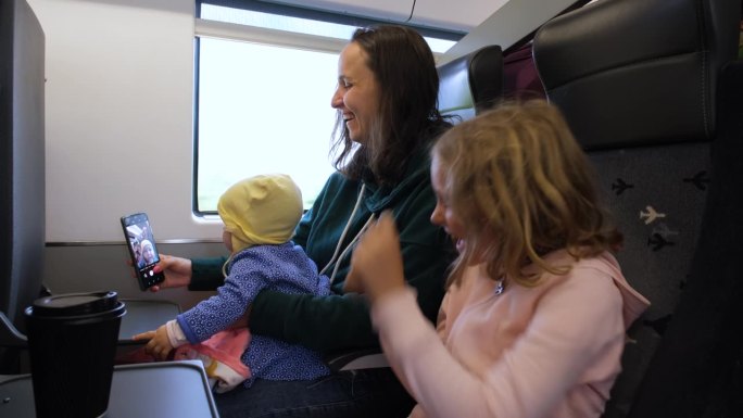 母亲带着孩子在火车上自拍