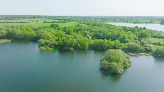 无人机拍摄的英格兰米尔顿凯恩斯林福德湖自然保护区