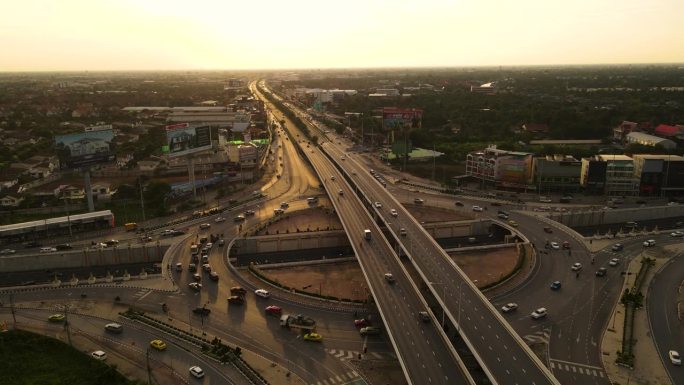 城市中的高速公路交界处，鸟瞰图，高角度视图，日落时曼谷的圆圈