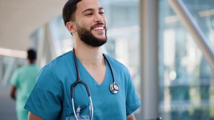 微笑，护士在平板电脑和男人走在医院研究，远程医疗和思考。科技、快乐、医疗专业人士上网、健康app或大