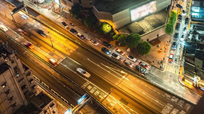 香港交通及运输交叉路口高速公路夜间鸟瞰图。