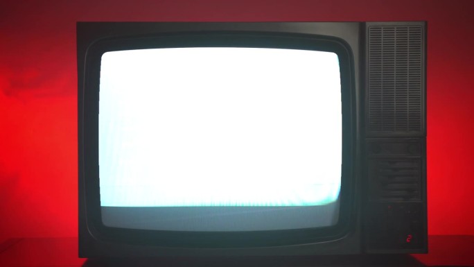 卫星信号不好的破复古电视，横条纹闪烁屏幕，仿古电视的噪音和失真，红色背景下新闻传播中断