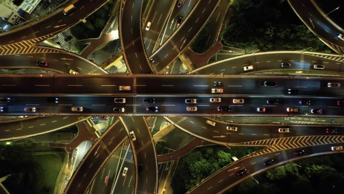 夜间架空桥和城市交通的无人机视角