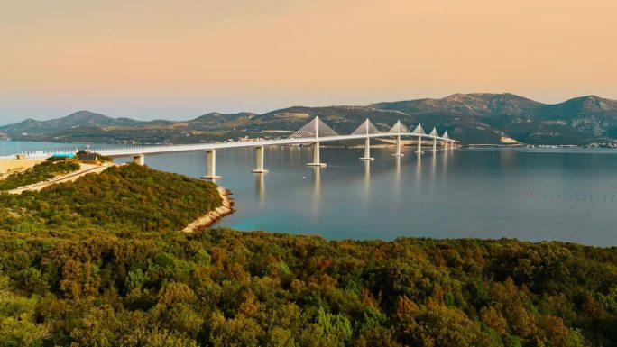 佩列沙茨大桥鸟瞰图，横跨克罗地亚的马里湾