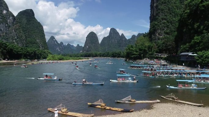 漓江上载着游客的仿竹筏船航拍图