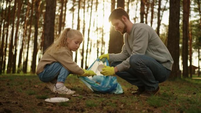 快乐父女从塑料垃圾中清理森林，为孩子拯救自然