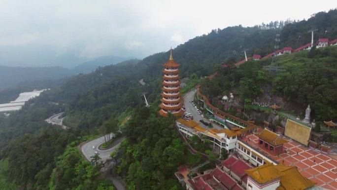 鸟瞰Chin Swee Caves寺和缆车前往马来西亚彭亨的云顶高原。