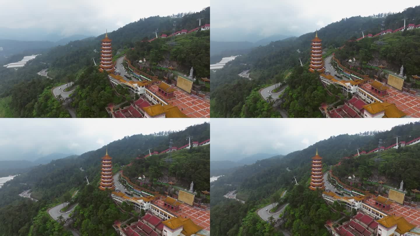 鸟瞰Chin Swee Caves寺和缆车前往马来西亚彭亨的云顶高原。