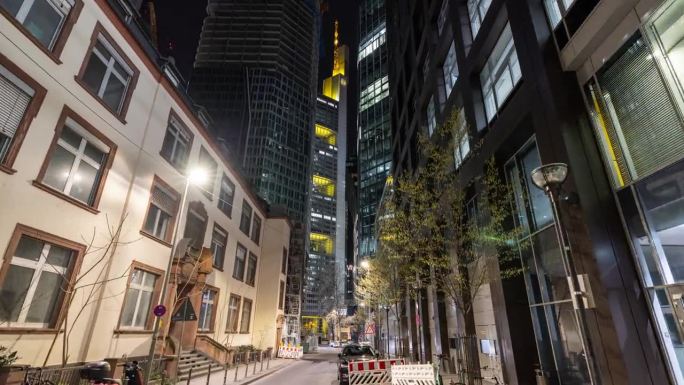 德国美因河畔的法兰克福夜行。探索德国的银行之都，仰望现代摩天大楼。