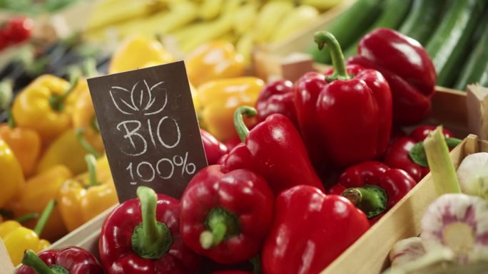 食品摊上100%的生物标志，来自当地农场的新鲜红色和黄色有机甜椒。户外农贸市场的有机水果和蔬菜没有转
